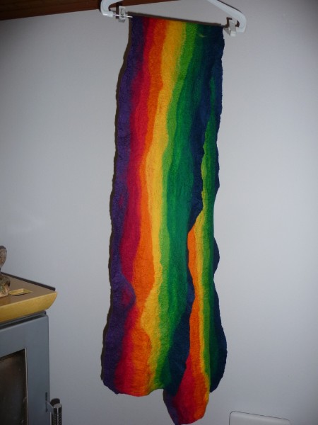 Monofilzschals - 32,-Euro  mit Fransen - auf Wunsch auch ohne  Gr&ouml;&szlig;e ca. 240 x 15-20cm  Bei der Herstellung der Monofilzschals wird die superfeine Merinowolle (16mic) in nur einer Richtung ausgelegt. Die Schals sind extrem weich und in der L&auml;nge sehr stabil - sie sollten jedoch nicht &uuml;berm&auml;&szlig;ig in der Breite gezogen werden. Die Bandwolle hat phantastische Farbverl&auml;ufe, so dass sich beim Filzen ein jeweils einzigartiges und harmonisches Farbbild ergibt. 